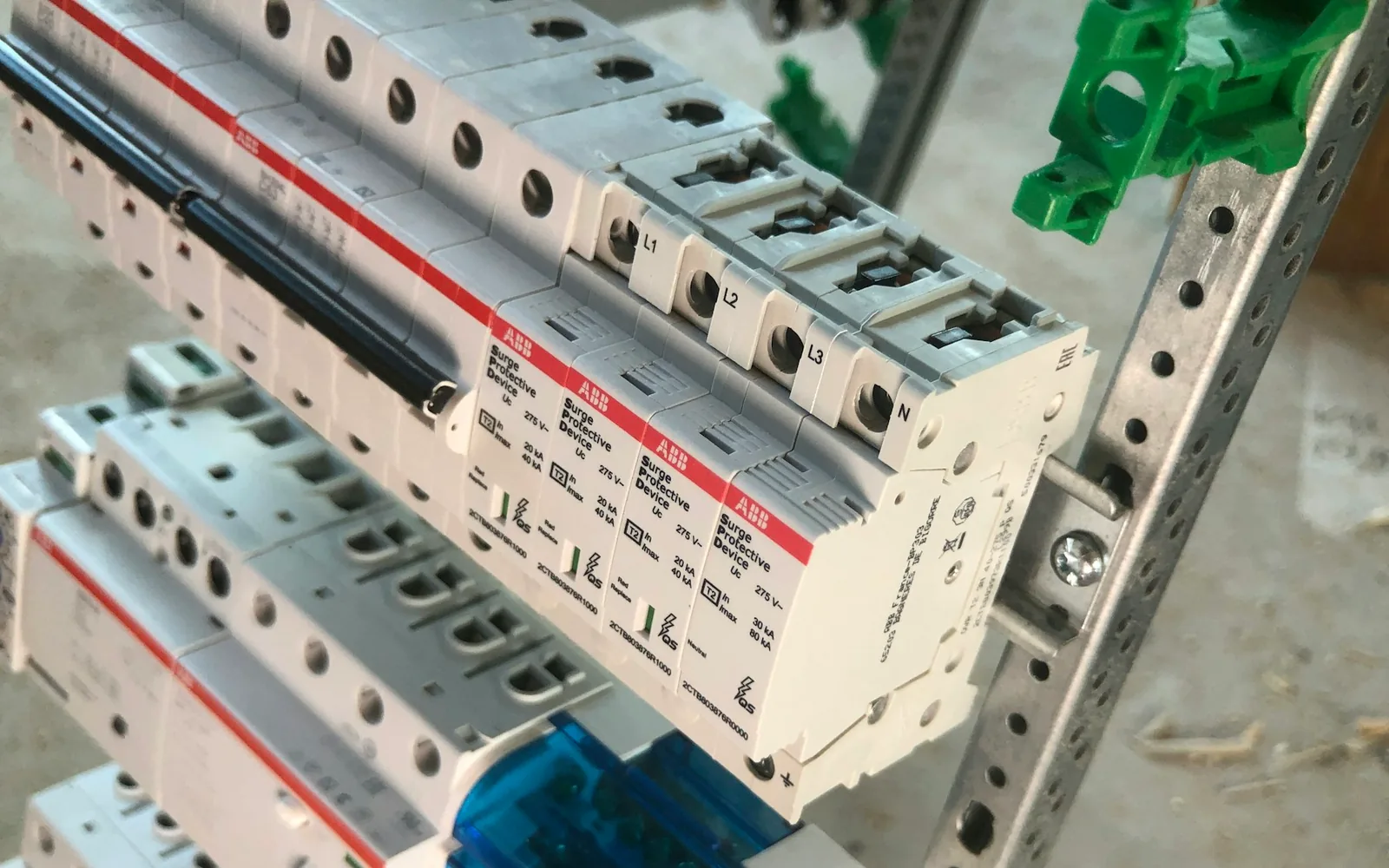 Detalle de protecciones y automáticos en un cuadro eléctrico